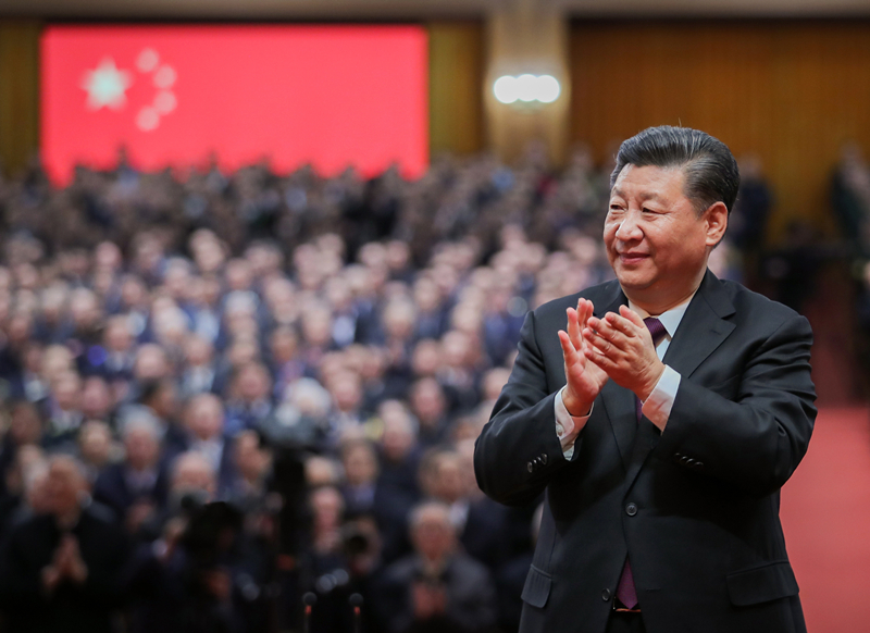 2018年12月18日，庆祝改革开放40周年大会在北京人民大会堂隆重举行。这是习近平鼓掌向受表彰人员表示祝贺。